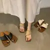Chinelos de palha estilo férias com salto grosso para mulheres, calçados de verão para uso externo, novas sandálias estilo francês 2024