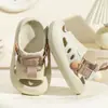 Sandalias de Verano para Niños Estilo Coreano Pantuflas para Niños Niños y Niñas Nuevas de Eva Color Puro Zapatos de Playa con Agujero para el Dedo del Pie