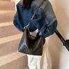 Bolsa de Ombro Cor Pura Retrô Feminina 2025 Nova Grande Capacidade Fashionável Macia Elegante Bolsa de Ombro Único Transversal Bolsa Pequena de Axila