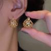 Pendientes de aro geométricos de bola hueca estilo metal, elegantes de alto sentido estilo francés, pendientes nicho nuevos de celebridad de internet para mujer
