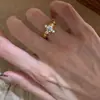 Anel de Louro Estilo Vintage Popular do Xiaohongshu para Mulheres, Nova Moda Leve Luxo Folha de Ouro Ajustável Anel Aberto