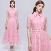 Vestido de renda bordada com elegante temperamento transfronteiriço, gola lapela, manga curta, corte justo, cintura marcada, saia evasê emagrecedora com cinto