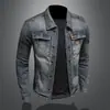 2026 Nueva Chaqueta de Mezclilla Clásica Lavada Vintage Europea y Americana para Hombres Jóvenes, Elegante Abrigo Streetwear con Cuello de Solapa de Moda