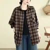 Fotos reales de una camisa de cuadros estilo Hong Kong, relajada, versátil, casual, talla grande, corte holgado, prenda exterior bordada, top para mujer estilo preppy, moderno
