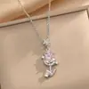 Collar de acero y titanio de estilo japonés-coreano para mujer, cadena de clavícula de alta gama, sin color, ligero, de lujo, con trébol de cuatro hojas a juego.