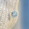 Colar de Floco de Neve Azul Céu com Brilho Diamantado Transfronteiriço para Mulheres, Colar Totalmente Cravejado com Diamantes de Design de Nicho de Luxo Leve, Presente de Natal ou Aniversário