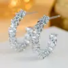 Pendientes de textura plisada plateada estilo europeo y americano para mujer, pendientes irregulares plateados en forma de C, pendientes de lujo ligero de alta gama al por mayor