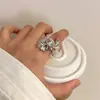 Anel de Flor de Metal com Personalidade Europeia e Americana Anel Exquisito de Dedo Indicador Feminino Novo Estilo 2025