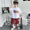 Roupa Infantil Conjunto de Verão para Meninos com Letras Coloridas Manga Curta 2026 Novo Verão Tendência Legal Roupa Leve para Meninos no Verão