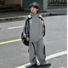 Conjunto de Roupas de Outono para Meninos 2026 Novo Estilo Crianças Médias e Grandes Versão Coreana Moletom de Tricô Solto Calça Longa Solta Conjunto de Duas Peças Atacado