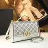 Nova Bolsa Transversal Feminina 2025, Bolsa de Mão Inspirada em Celebridades em Pele de Bezerro, Bolsa de Corrente, Bolsa de Ombro com Design Único