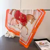 Pañuelo Cuadrado Estampado de Cadena Imitación Seda Estilo Ecuestre Chal Versátil Pañuelo de Cuello de Gama Alta Pañuelo para la Cabeza Pañuelo de Seda Bufanda para Mujer