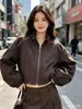 Chaqueta casual holgada de alta gama europea con cuello alto y cordón para mujer, nuevo abrigo corto estilo béisbol de motocicleta para otoño 2026, que reduce la edad