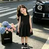 Nuevo Vestido de Verano 2026 para Niñas, Estilo Hepburn Negro de Lunares sin Mangas tipo Camiseta, Vestido de Princesa, Venta al por Mayor desde Fabricante