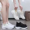 2025 Novo Estilo Sapatos Femininos de Malha Respirável com Sola Grossa Cross-Border Malha Grande Moda Esportiva Tênis de Corrida Tendência Versátil Casual Sapatos Femininos