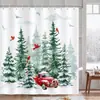 Cortina de chuveiro com padrão de combinação de cena de neve de Natal exclusiva transfronteiriça, carro vermelho, pinheiro, pássaro vermelho, montanha, não requer perfuração, vem com 12 ganchos