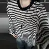 Camiseta retro de estilo Old Money con rayas retorcidas plisadas, cuello redondo, corte holgado y manga larga, una prenda casual de verano moderna y versátil para hombre, que ofrece transpirabilidad