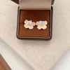Brincos Flor de Diamante Quadrado para Mulheres, Estilo Francês Luxo Leve Brincos de Alta Qualidade, Novo Estilo Quente 2026, Joia de Orelha Pétala Única e Bonita