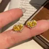 Pendientes de Corazón Amarillos Brillantes de Lujo Ligero para Mujer, Diseño de Nicho con un Toque Elegante y de Alta Gama, Anillo Abierto Ajustable