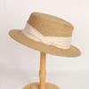 Nuevo sombrero de copa plana de verano sombrero casual japonés para mujer de tres pliegues con decoración sombrero de paja de ala plana protección solar sombrero para el sol al por mayor