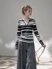 Suéter tejido de cuello en V a rayas blancas y negras estilo francés para mujer, principios de otoño, sofisticado, corte ajustado, blusa base favorecedora, top elegante