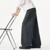 Calça masculina cinza escuro de perna larga e corte curvo, estilo outono, com caimento relaxado, calça de moletom casual de perna reta solta.