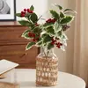 Verdor artificial transfronterizo con piñas y ramas de acebo, bayas rojas brillantes, plantas verdes artificiales, materiales florales decorativos hechos a mano para fiesta de Navidad