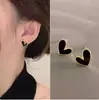 2024 Nuevo Colgante de Corazón de Nácar Forma Especial Único Conjunto de Collar y Pendientes de Corazón Blanco y Negro Elegante Simple Mujeres