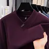 Camiseta de manga larga con cuello en V para hombre hecha de tela DeRong, nuevo modelo de otoño 2026, moda casual simple para mediana edad, camiseta interior básica para hombre