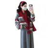 Moda Gestante outono e inverno novo conjunto de malha listrada duas peças xale cachecol top saia curta solta cobrindo a barriga casaco retrô