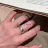 Anillo de Nicho de Forma Romboide Modelo Nuevo de Gama Alta con Diamantes para Mujer, Anillos de Dedo Índice de Pareja de Oro Rosa Sin Diamantes CNC con Ranuras