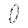 Pulsera de acero de titanio para mujer y hombre no se decolora hebilla de lujo ligero europea y americana pulsera de acero inoxidable venta al por mayor pequeña diseño de moda simple