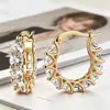 Nuevos aretes de cobre de Yanbai estilo minimalista europeo y americano con incrustaciones de circonita, ofreciendo un diseño de alta gama, nicho, elegante, de lujo ligero, moderno y único.