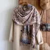 Lenço Xadrez Floral Contrastante Estilo Étnico Retrô para Mulheres no Outono e Inverno, Xale Versátil com Franjas de Imitação de Caxemira para Uso de Luxo