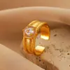 Anillo Vintage de Oro Cepillado con Circonita de Círculo Completo y Perlas de Bordes de Huevo de Paloma, Artesanía Pesada, Lujo de Alta Gama, Exquisito Anillo para Dedo Índice para Mujer