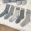 Nuevos Calcetines de Algodón de Otoño a Media Pantorrilla de Moda Sueltos Nueva Serie Gris Súper Versátil Estilo Simple Cálido Cómodo Calcetines para Mujer