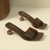 Sandalias deslizantes versátiles y transparentes 2026 Verano nuevo tacón de aguja de cristal francés punta cuadrada tira única chanclas de moda nicho