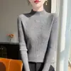 Suéter de lana de punto de un solo hilo de color liso para mujer. Esta prenda no tiene costuras laterales y es adecuada para usar sola en primavera y otoño, o como una capa debajo de un abrigo en otoño e invierno.
