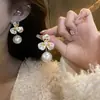 Pendientes Vintage de Perlas y Flores Elegantes y Románticos Estilo Francés, Dulces y Delicados Accesorios para Orejas Suaves para Mujeres