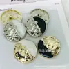 Botones metálicos de alta gama cóncavos y convexos irregulares superficie media Epoxy hebilla decorativa semicircular de moda hebilla para suéter abrigo