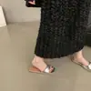 Primeiro Encontro com as Sandálias Prata Planas de Uma Tira Estilo Coreano para Mulheres, Adequadas para Uso Externo no Verão na Praia, Estilo Francês