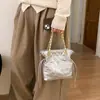 Bolso de Cadena a Cuadros de Alta Apariencia de Nicho 2026 Primavera Nuevo Bolso de Hombro de Moda Gran Capacidad Bolso Cubo para Viajes Diarios