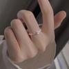 Anillo de plata con diamantes cuadrados y lisos para mujer, abierto, estilo frío, ligero, lujoso, estilo simple.