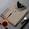 Nueva camiseta de rayas con solapa para hombre de invierno, moda casual para hombres jóvenes y de mediana edad, base de dos piezas falsas, top para hombre