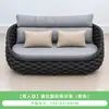 Sofá de Jardín Moderno de Lujo con Marco de Aluminio, Correas Anchas Tejidas, Reposabrazos Curvos y Tapicería Suave para Terraza Exterior