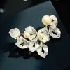 Broche de Folha Tridimensional Vazado de Luxo Leve e de Alta Qualidade Feito de Liga de Cobre com Galvanoplastia de Ouro Real e Pérolas de Água Doce, Alfinete Exquisito para Roupas