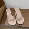 Primeiro Encontro com as Sandálias Tanga de Tiras Finas com Strass Estilo Francês para Mulheres, Adequadas para Usar no Verão com Saias, Chinelos de Salto Anabela para Mulheres