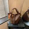 Bolso tipo cubo de alta gama transfronterizo modelo nuevo 2026 de gran capacidad nicho, bolso de mano casual de diseño moderno y versátil con pañuelo de seda