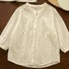 Camisa Branca Bordada Xingchen de Verão com Decote V Artística Jovem Doce Solta para Mulheres com Mangas Médias e Mangas Três Quartos Camisa de Estudante