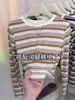 Camiseta Listrada Longa Solta para Mulheres, Top Versátil e Juvenil para a Primavera de 2026, Tendência de Camiseta Básica Fashion
